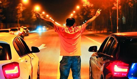 2013年8月25日凌晨，北京，在東壩大街路口進(jìn)行的一場飆車。