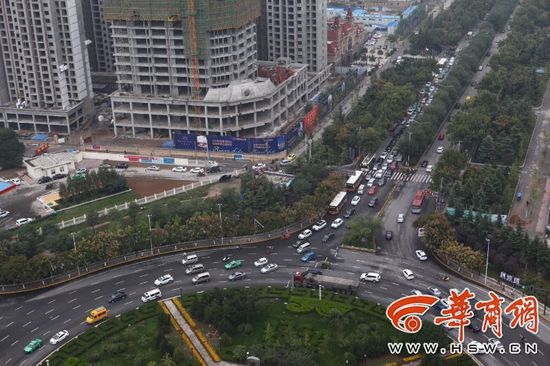 近日，不少通過陳楊寨轉盤的司機發現，4個方向的路口共新設了8個紅綠燈。