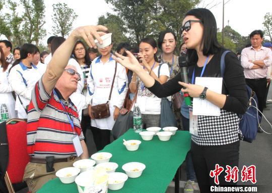 圖為外國友人品嘗揚州炒飯。　崔佳明　攝