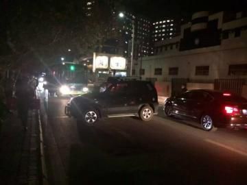 10月22日被推到路面的車攔住了公交車。（圖據(jù)網(wǎng)絡）