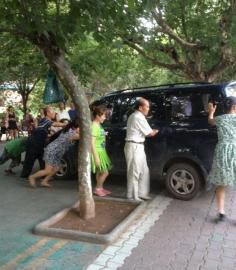 今年夏天壩壩舞成員將一輛小車推向公路。（圖據(jù)網(wǎng)絡）