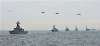 2012年10月14日，日本海上自衛(wèi)隊舉行閱艦式。2013年，日本自衛(wèi)隊時隔11年首增防衛(wèi)預(yù)算。資料圖片
