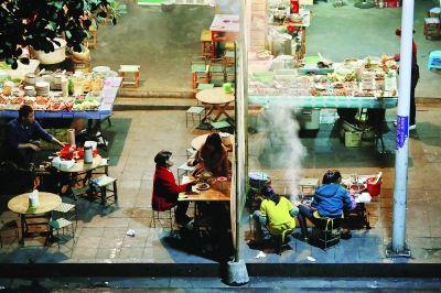 那邦鎮(zhèn)以往熱鬧的夜市，因為中緬邊境的戰(zhàn)亂，而變得冷冷清清 特派記者 賈代騰飛 攝
