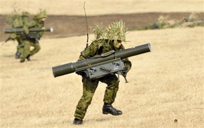 “作戰(zhàn)” 1月13日，日本自衛(wèi)隊一隊員在新年軍演中手持武器，發(fā)動進攻。媒體尚未公布1月22日的美日聯(lián)合軍演圖片。