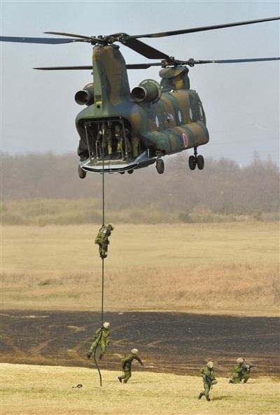 “登島” 1月13日，位于東京的習志野市，日本自衛(wèi)隊隊員在新年軍演中演練直升機登島行動。
