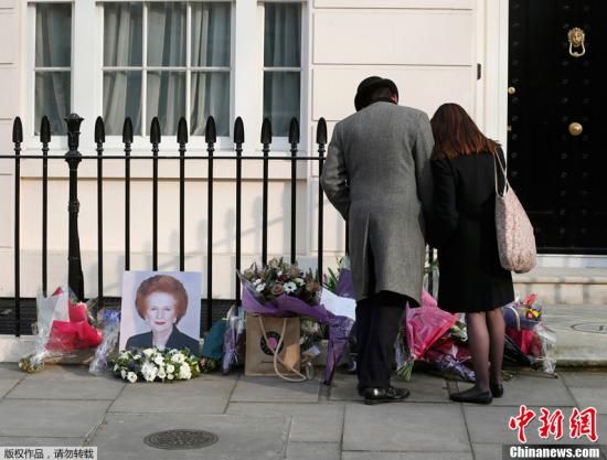 當(dāng)?shù)貢r間2013年4月8日，英國倫敦，民眾在英國前首相撒切爾夫人位于倫敦的住所前進行悼念活動。