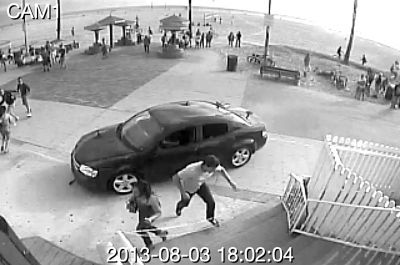 監(jiān)控錄像截屏圖：3日，美國(guó)洛杉磯市，一輛汽車(chē)沖進(jìn)威尼斯海灘棧道上的人群。圖/東方IC
