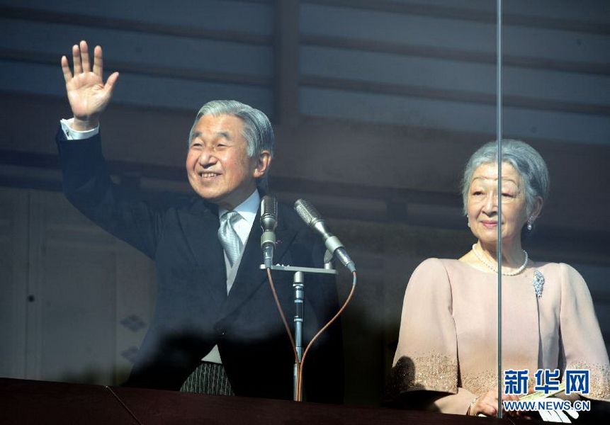 當?shù)貢r間12月23日，在位于日本東京的皇宮，日本明仁天皇向民眾致意。