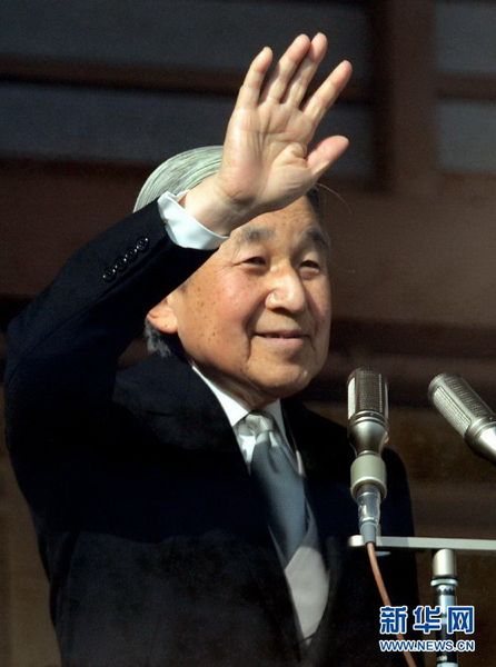 當?shù)貢r間12月23日，在位于日本東京的皇宮，日本明仁天皇向民眾致意。