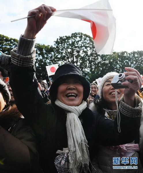 當?shù)貢r間12月23日，在位于日本東京的皇宮，民眾向明仁天皇祝賀生日。