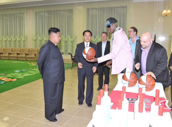近日，朝鮮最高領(lǐng)導(dǎo)人金正恩已在平壤再次會(huì)見并宴請了正在朝鮮訪問的前美國全國籃球協(xié)會(huì)(NBA)球星羅德