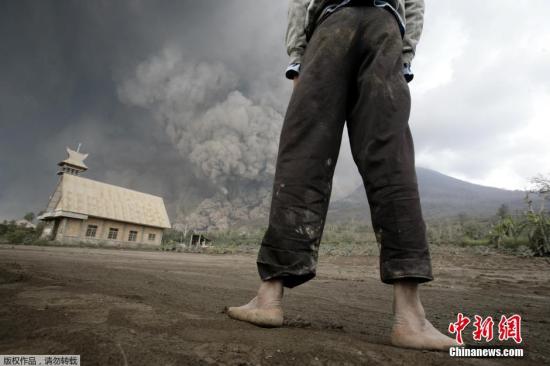 當(dāng)?shù)貢r間2月1日，印尼錫納朋火山持續(xù)噴發(fā)。