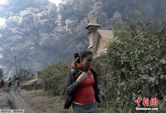 當(dāng)?shù)貢r間2月1日，印尼錫納朋火山持續(xù)噴發(fā)。