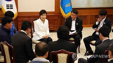 16日下午，樸槿惠接見“世越”號客輪遇難者家屬，并在家屬面前親自道歉。（韓聯(lián)社）