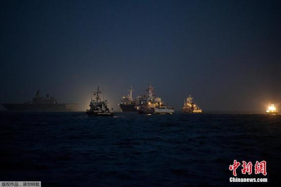 當?shù)貢r間2014年4月24日，搜救人員在全羅南道珍島郡海域24小時不分晝夜的搜尋沉船事故失蹤者。