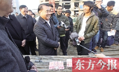 農民工討薪未果 省高院院長跑到工地發欠薪