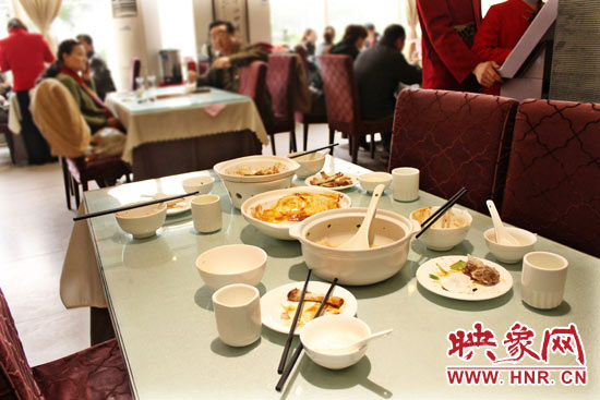 3月22日，阿五美食英協路店幾位顧客用完餐后，盤子里的食物所剩無幾。