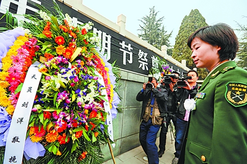 　　4月4日,我國首位女航天員劉洋來到林州市烈士陵園。在烈士紀(jì)念碑前,劉洋和眾人一起列隊肅立默哀致敬
