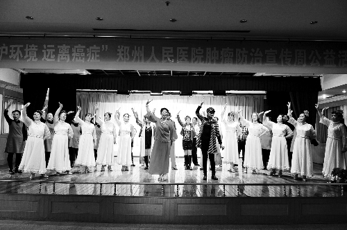 昨日，鄭州人民醫院舉辦了一臺特殊的晚會，表演的和看表演的大都是癌癥患者 河南商報記者 王春勝/攝　