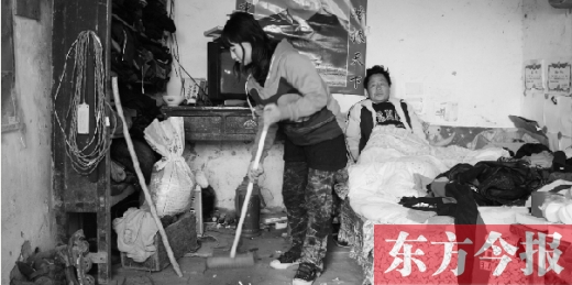 　寧陵縣趙村鄉(xiāng)大楊莊村，16歲的王香浦在打掃家里的衛(wèi)生，床上躺著她的爸爸　