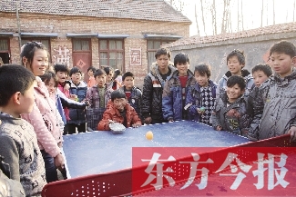 坐著輪椅的小宗成和同學們一塊打乒乓球，這是他感到最快樂的事