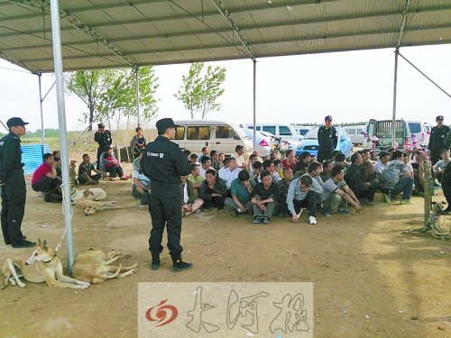 民警突襲賭場(chǎng)，64名涉案人員全部落網(wǎng)。