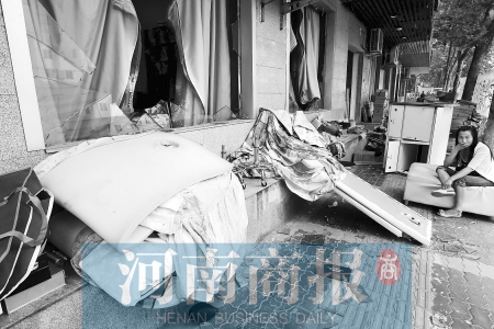 　多間臨街商鋪夜間被砸，店里的沙發、貨品等被搬到了戶外  侯建勛/攝