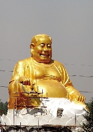 　4月25日，洛陽龍華歡樂園，網(wǎng)上引起熱議的“大背頭彌勒佛”。