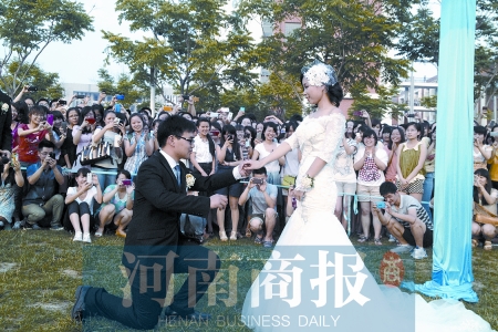 在學校操場的草坪上，兩名畢業生舉行婚禮，有同學感動地抹起眼淚