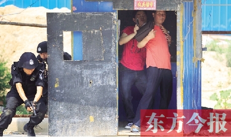 鄭州市多警種街頭實戰演習 出動6700名警力場面逼真 首席記者 張曉冬/圖