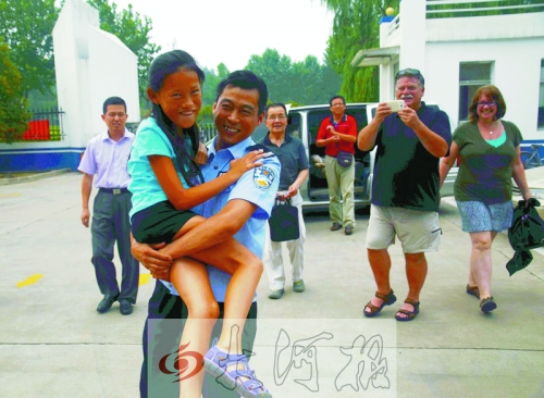 黨心松一行人剛下車，楊衛(wèi)軍就一把抱起了她，流露出幸福的笑容，不遠處史蒂夫拍照銘記這一刻。
