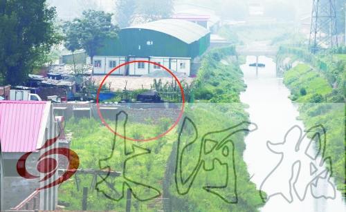 　彩虹橋西南側有一個大型地溝油加工窩點，廢水流入旁邊的排水渠。