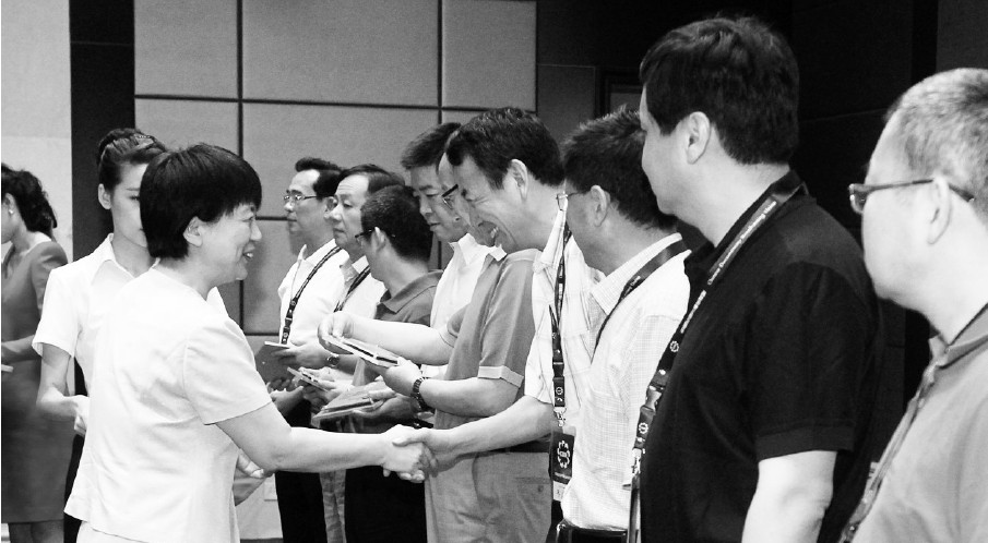 河南省委常委、宣傳部長趙素萍給中國紀錄片播出聯盟理事臺發放牌匾