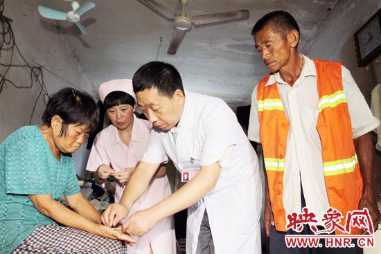 鄭州市管城區人民醫院院長張彥軍親自為謝秀進診斷，并為他們帶去了500多元的治療藥品。