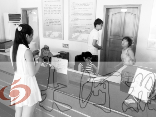 鄭州市人才交流服務中心二樓大廳，剛畢業大學生咨詢政策，工作人員卻在若無其事地玩手機。