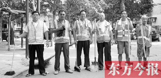 昨天下午6點(diǎn)，6名環(huán)衛(wèi)工人相伴乘坐B1返回27公里外的花園口村。