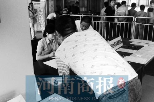 戴著耳機工作，挺“愜意”