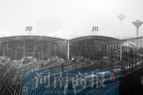 從解放路立交向南望去，火車站南側一座高樓在霧霾中若隱若現