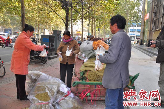 在賣(mài)粉條的時(shí)候,還有市民給他們送飯。