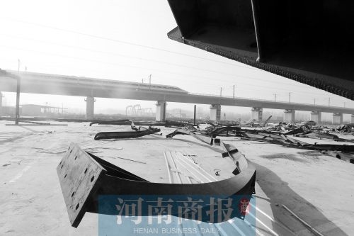 　鐵路兩側(cè)，不少建筑物已經(jīng)被拆除