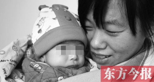 鄭州兒童福利院工作人員，小心地照看著一名體型瘦小的棄嬰