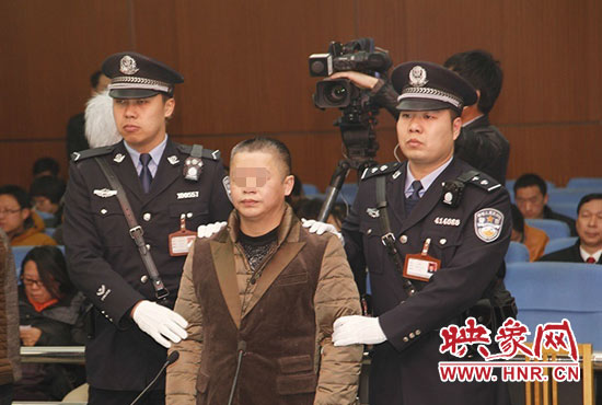 被告人被法警帶上法庭時，身上沒有戒具，也沒有剃光頭。（圖片來源于微博@豫法陽光）