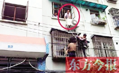 施救現(xiàn)場，劉鵬（圈內(nèi)）先用繩子捆住老太確保安全 勞動(dòng)報(bào)記者 郭娜 供圖
