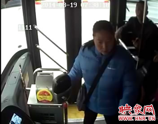 鄭州一女子因嫌公交跑得慢 發飆揪住車長險釀慘禍