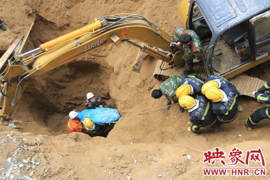 14點(diǎn)10分，經(jīng)過(guò)4個(gè)多小時(shí)的救援，消防官兵發(fā)現(xiàn)被埋男子，現(xiàn)在正從6米多深的塔吊塌方處抬出。