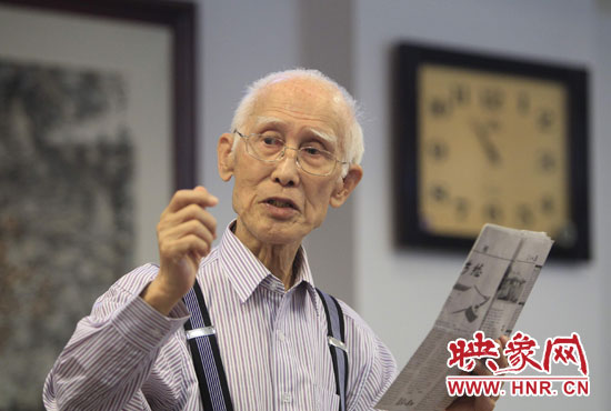余光中現場朗誦新詩《招魂》。