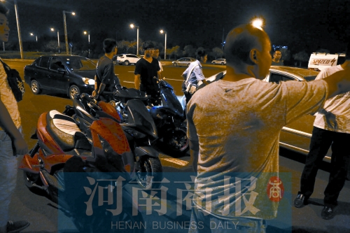 一小時內(nèi)，民警就扣了12輛摩托車、電動車
