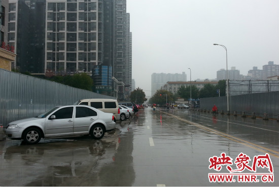 在新開通的東明路上,仍有多數私家車違規停車。