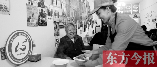 9月29日，輕院社區的“空巢老人”荊阿姨在一家飯店免費吃午餐