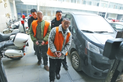 倆刑釋男子，冒充“富二代”，微信搜附近的人，專搶出入娛樂場(chǎng)所女性